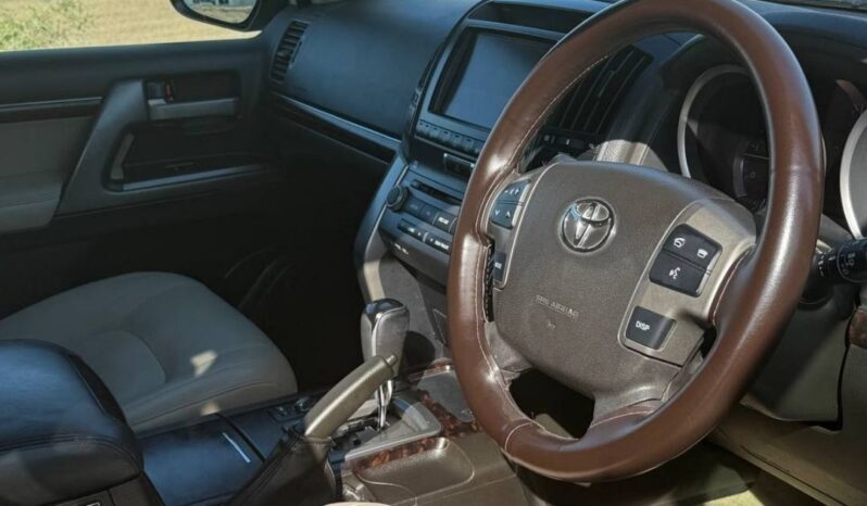 
								TOYOTA LAND CRUISER V8 full									