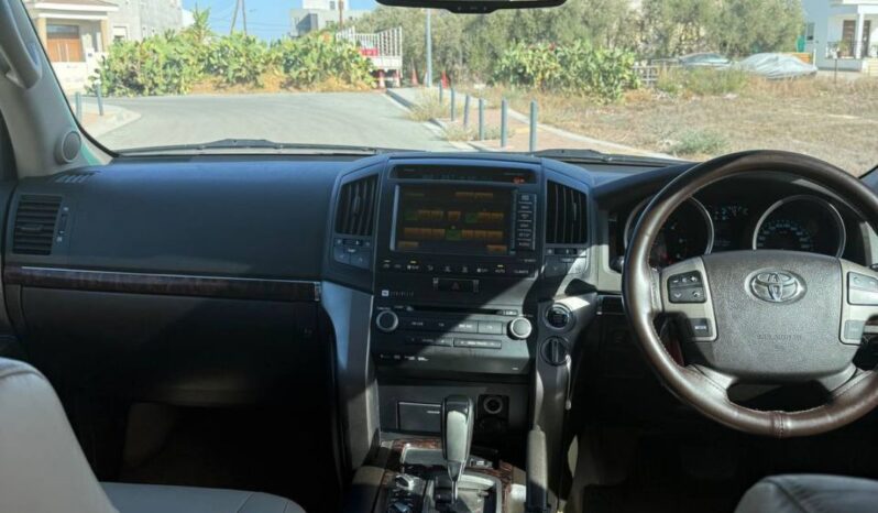 
								TOYOTA LAND CRUISER V8 full									